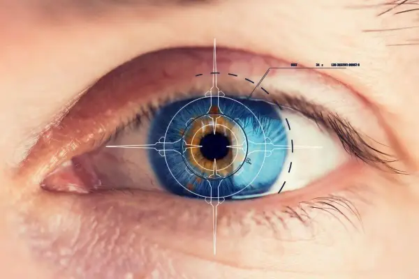 Occhio umano con reticolo futuristico sovrapposto, che simboleggia la ricerca di cure per la distrofia epr.
